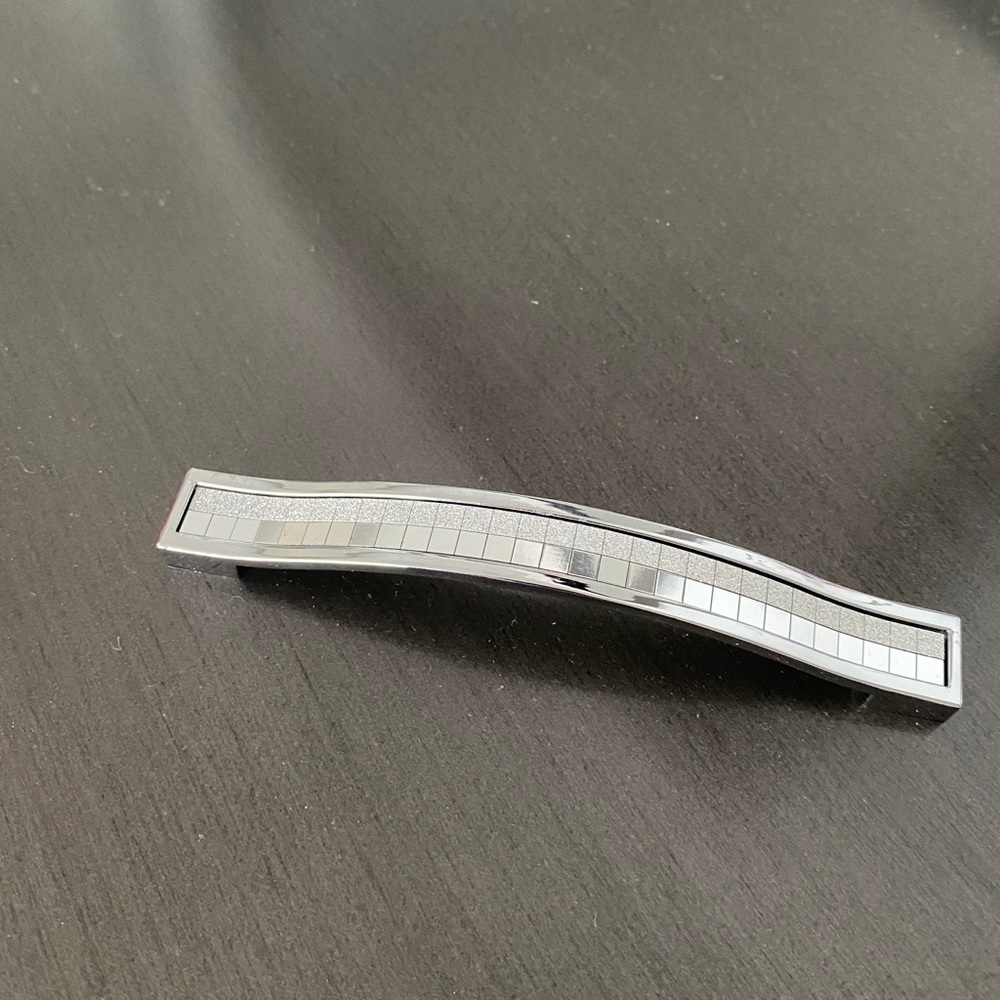 Drawer pulls - Picture 2 of 3